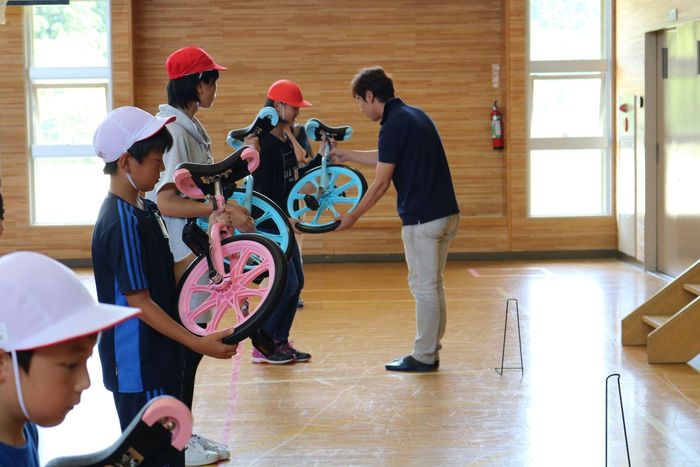 小学校へ一輪車寄贈